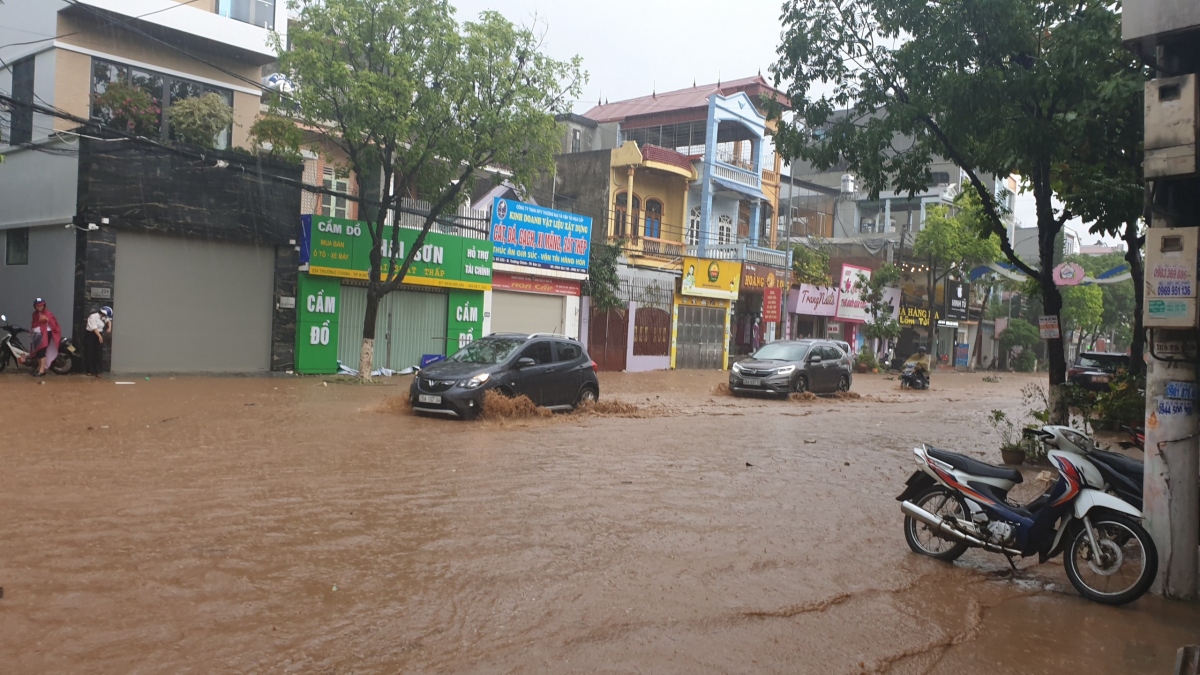 TP Sơn La ngập sâu sau hơn 30 phút mưa lớn